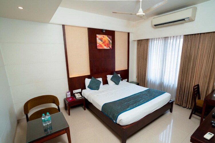 Deluxe Room at Hotel Chaitali with workspace and seating