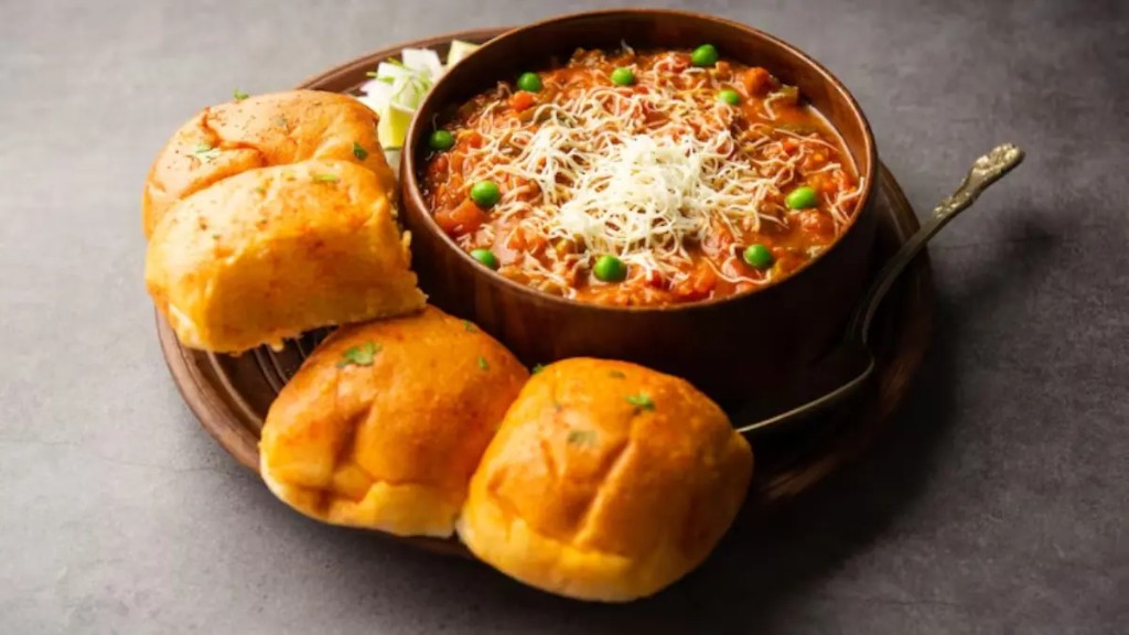 Jain pav bhaji with toasted pav at Chaitali Pure Veg Restaurant